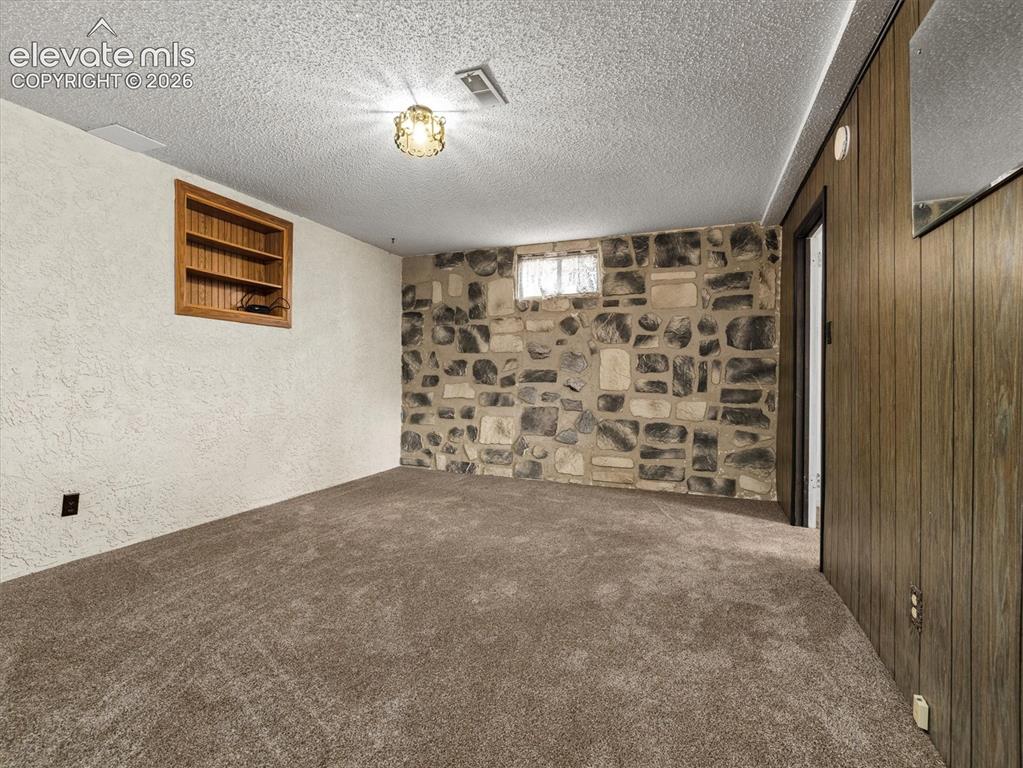Image 23 of 39: Family Room
