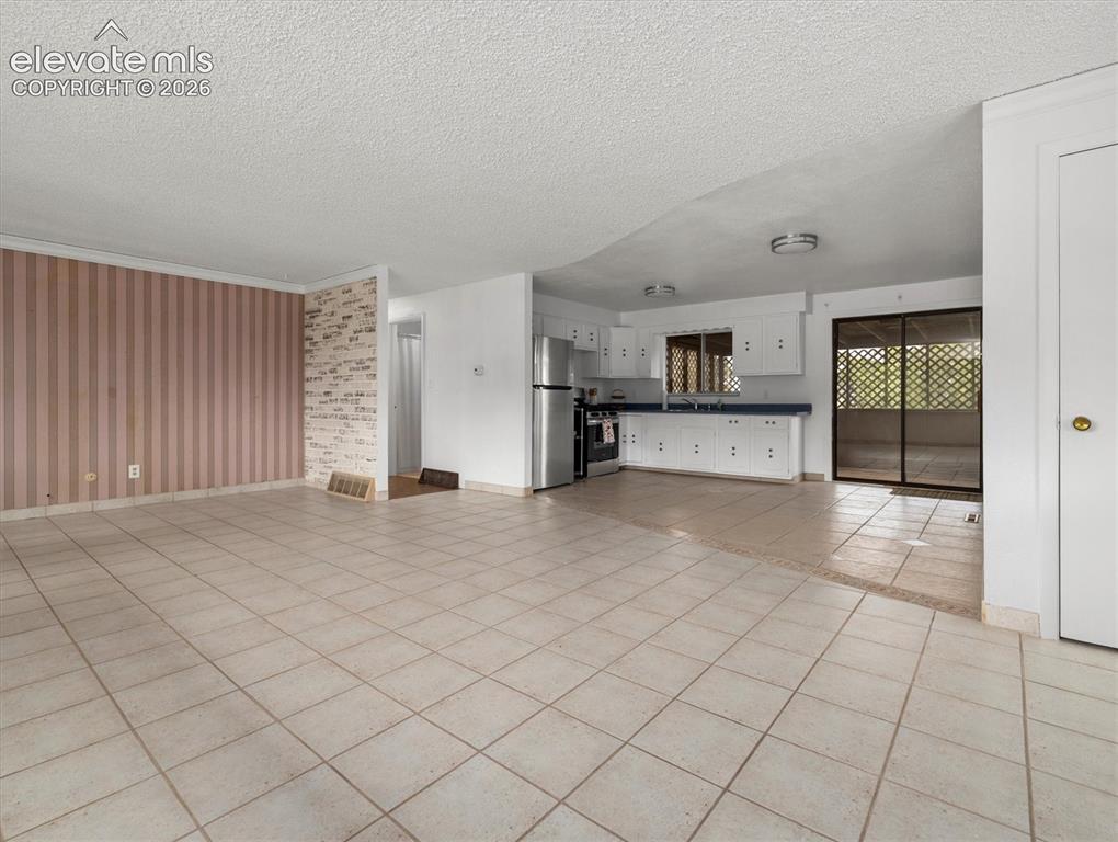 Image 5 of 39: Living Room