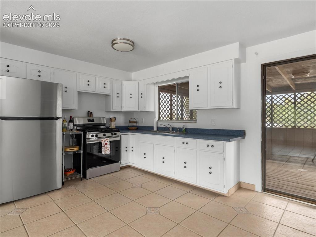 Image 9 of 39: Kitchen
