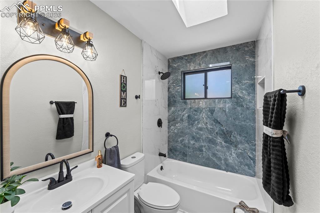 Image 10 of 35: Bathroom
