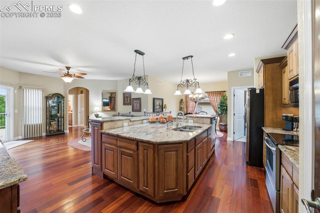 Image 10 of 50: Kitchen