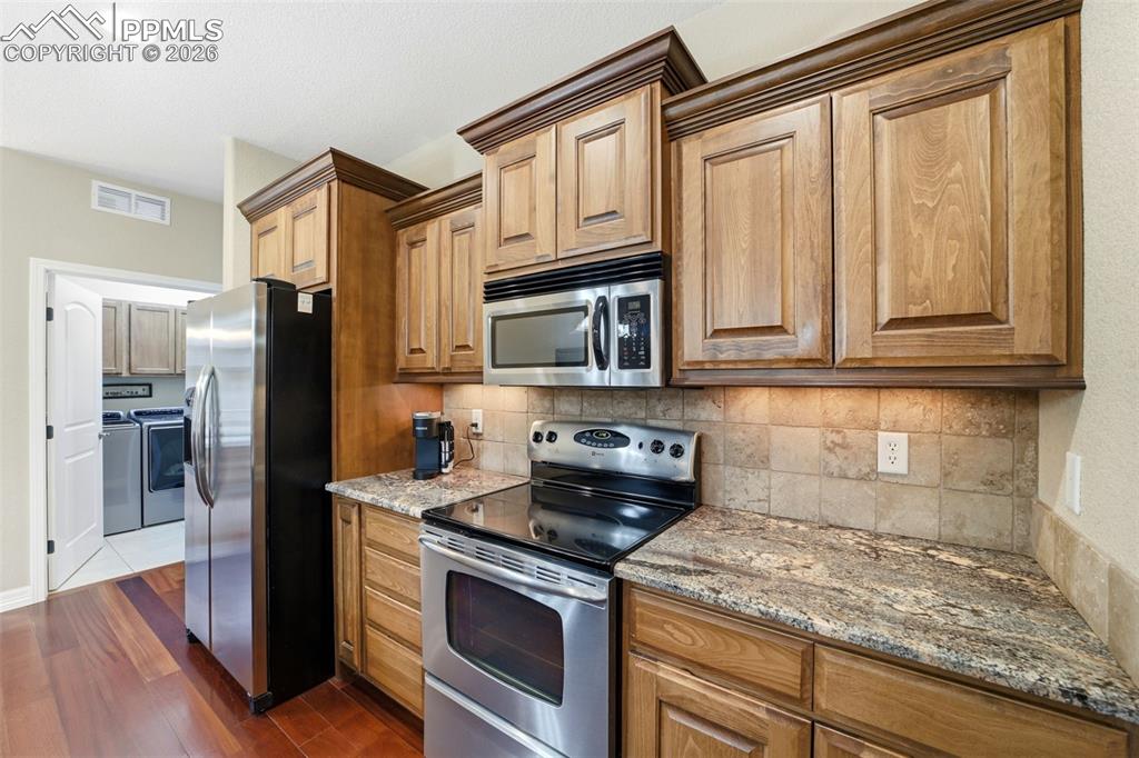 Image 11 of 50: Kitchen