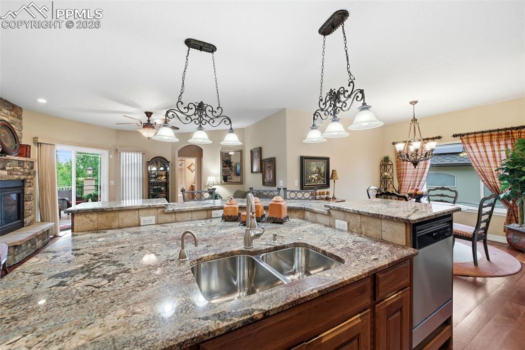 Image 12 of 50: Kitchen