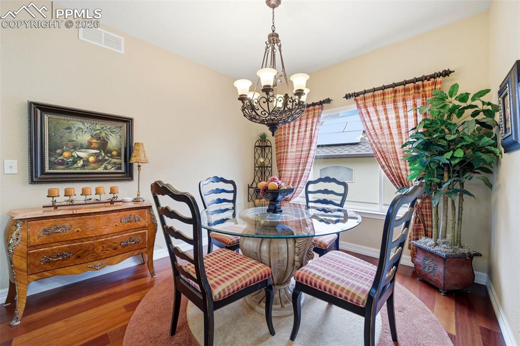 Image 18 of 50: Dining Area