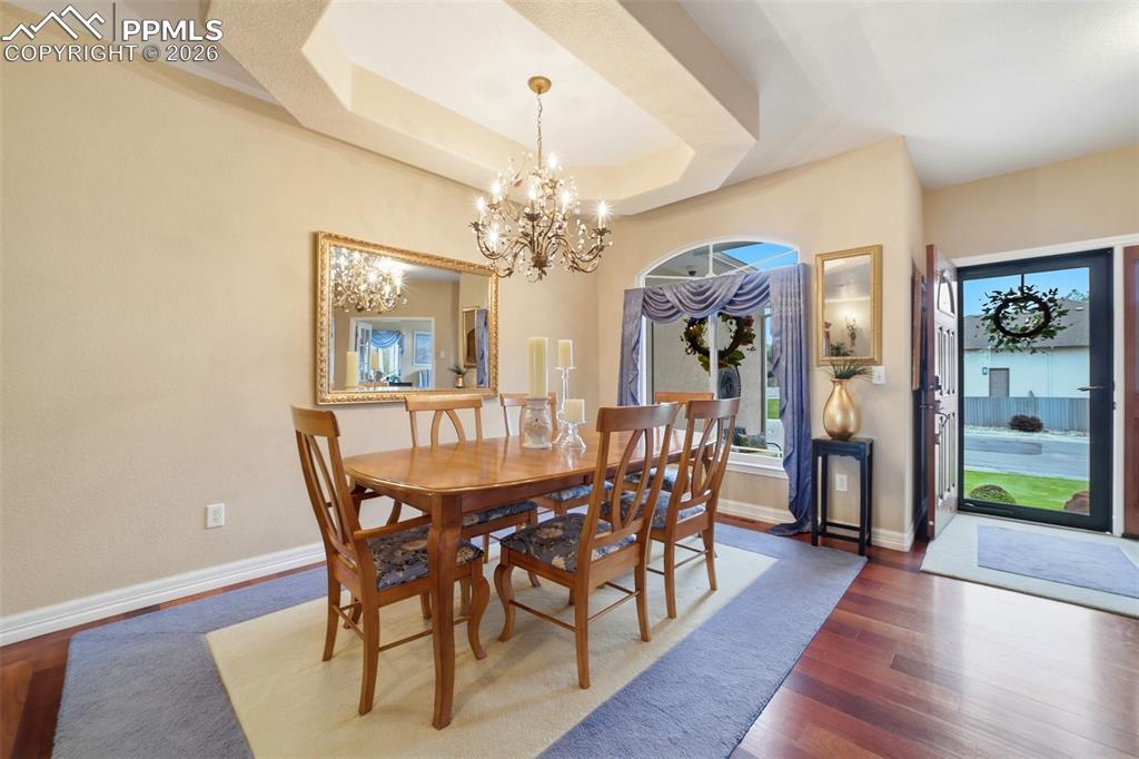 Image 5 of 50: Dining Area