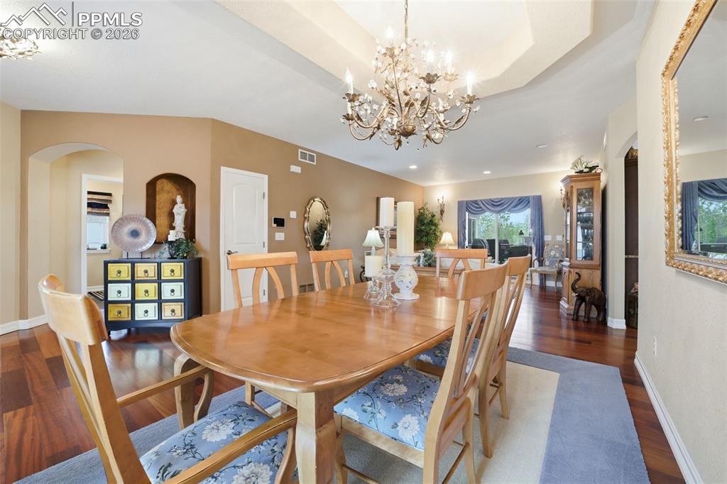 Image 6 of 50: Dining Area