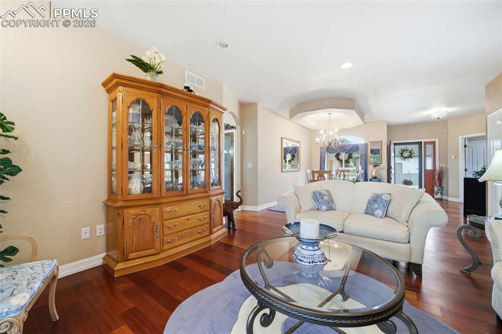 Image 8 of 50: Living Room