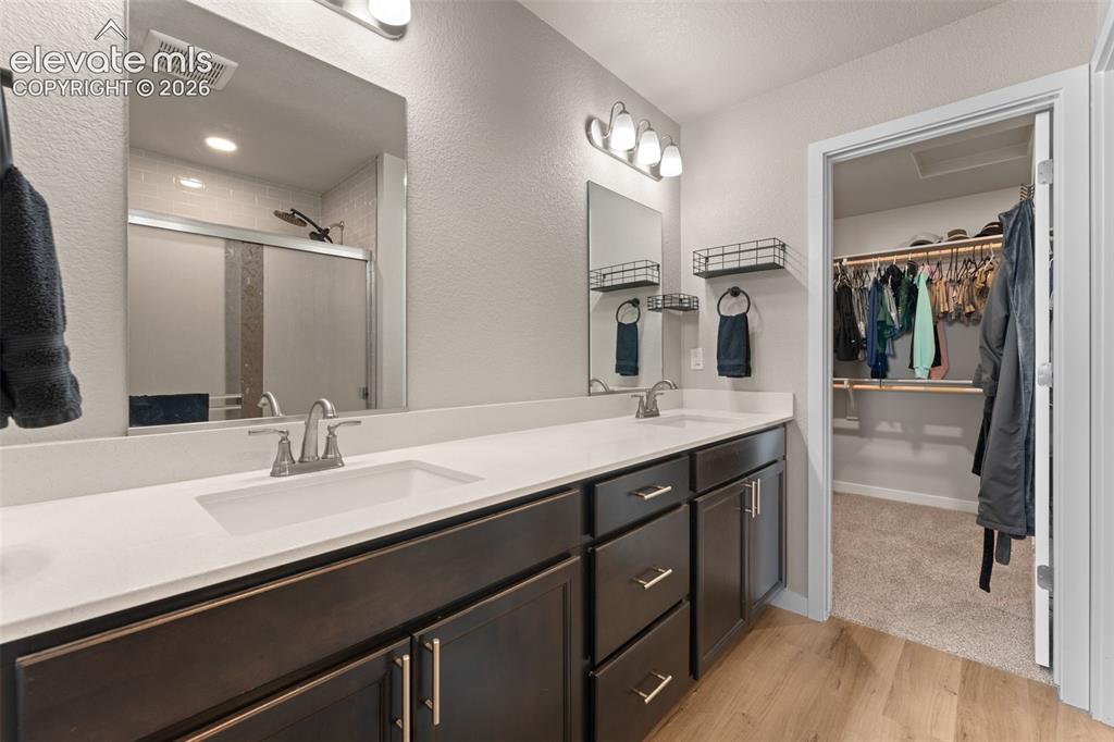Image 17 of 30: Bathroom