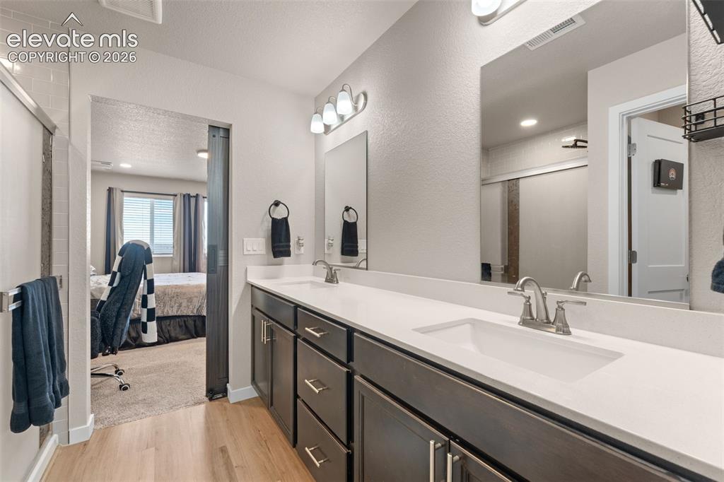 Image 18 of 30: Bathroom