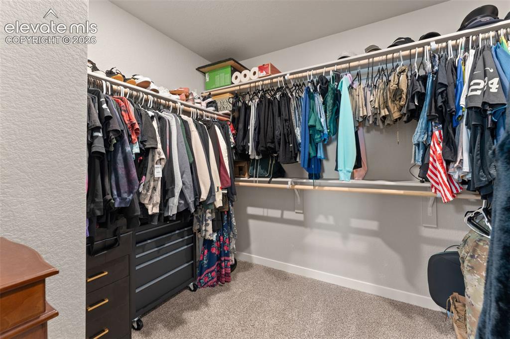 Image 19 of 30: Closet