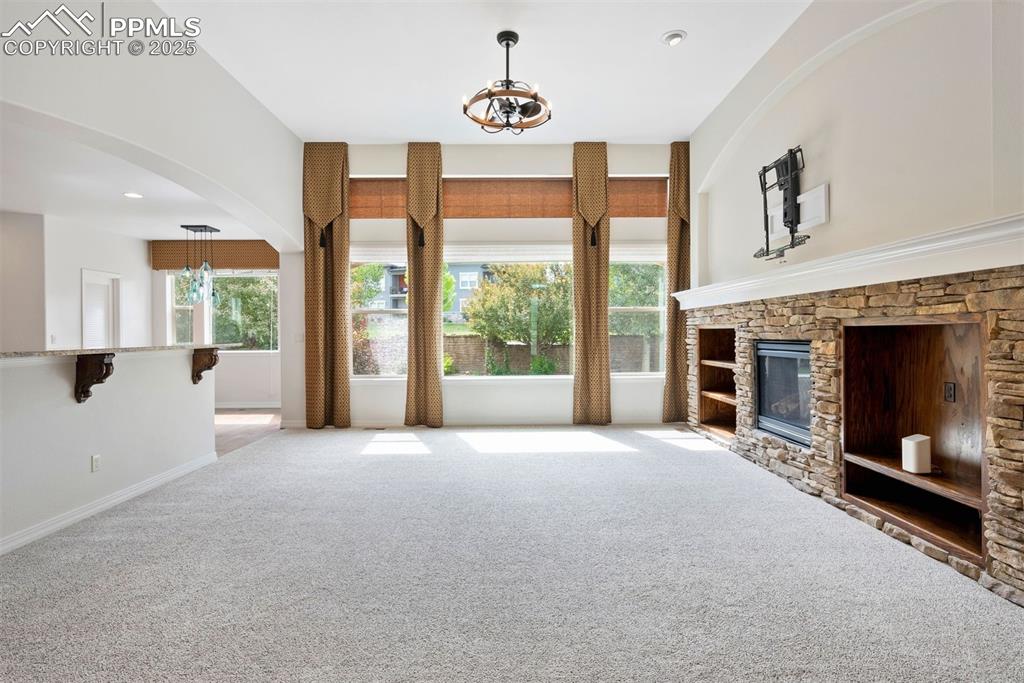 Image 19 of 50: Living Room