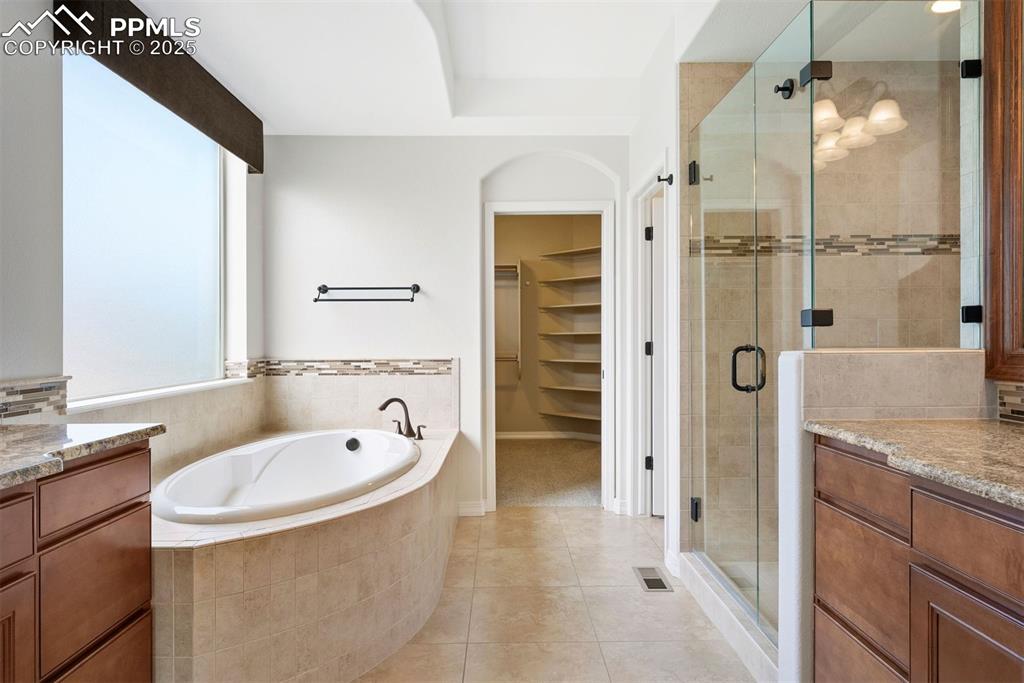 Image 6 of 50: Bathroom