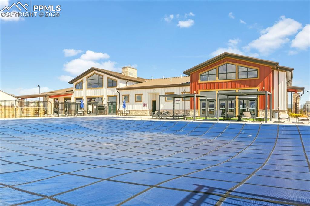 Image 23 of 24: Pool