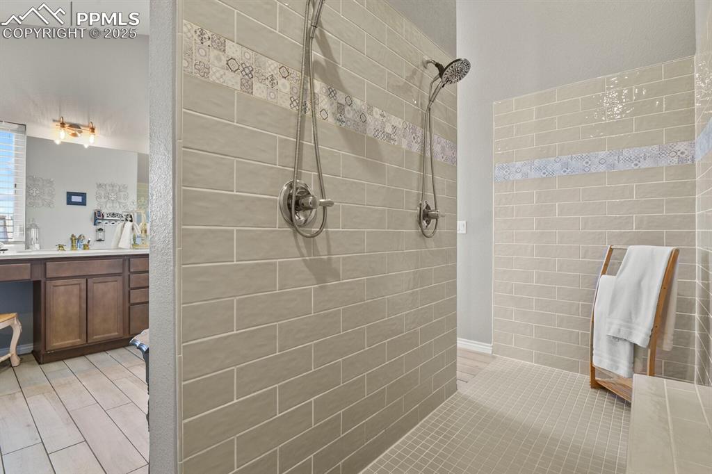Image 19 of 50: Walk-through double spa shower