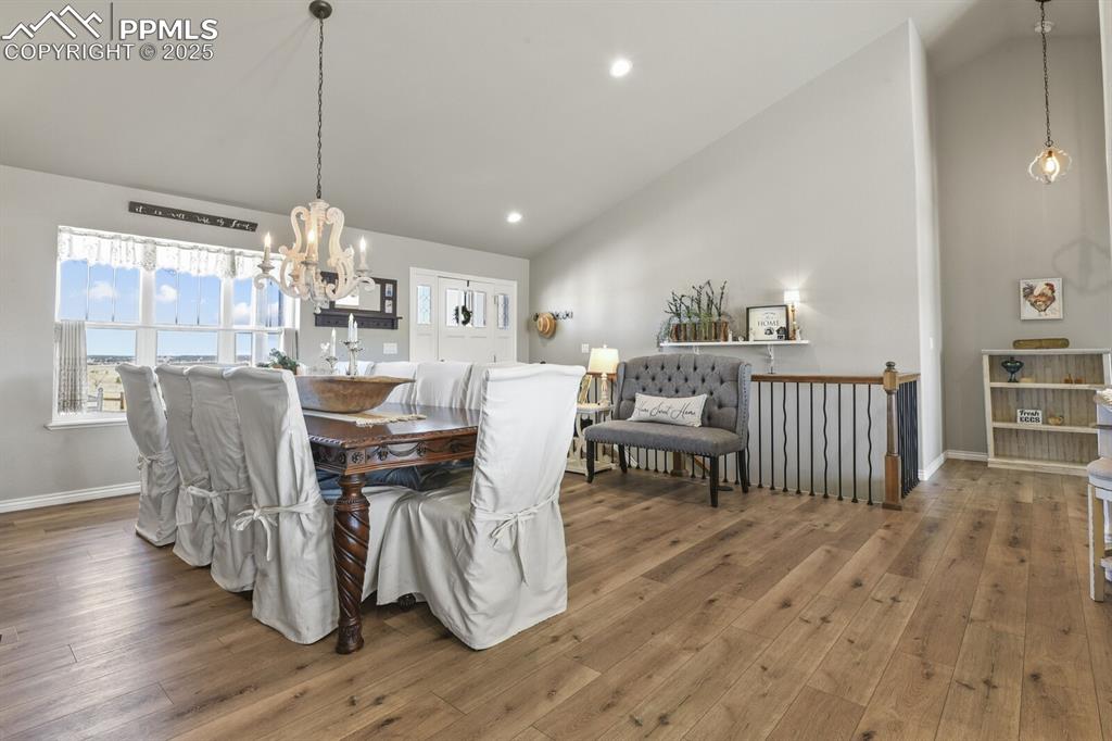 Image 8 of 50: Dining Area