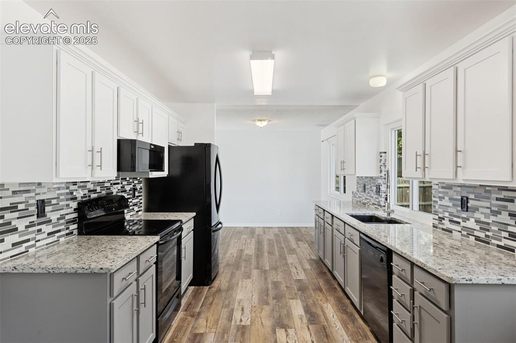 Image 7 of 32: Kitchen