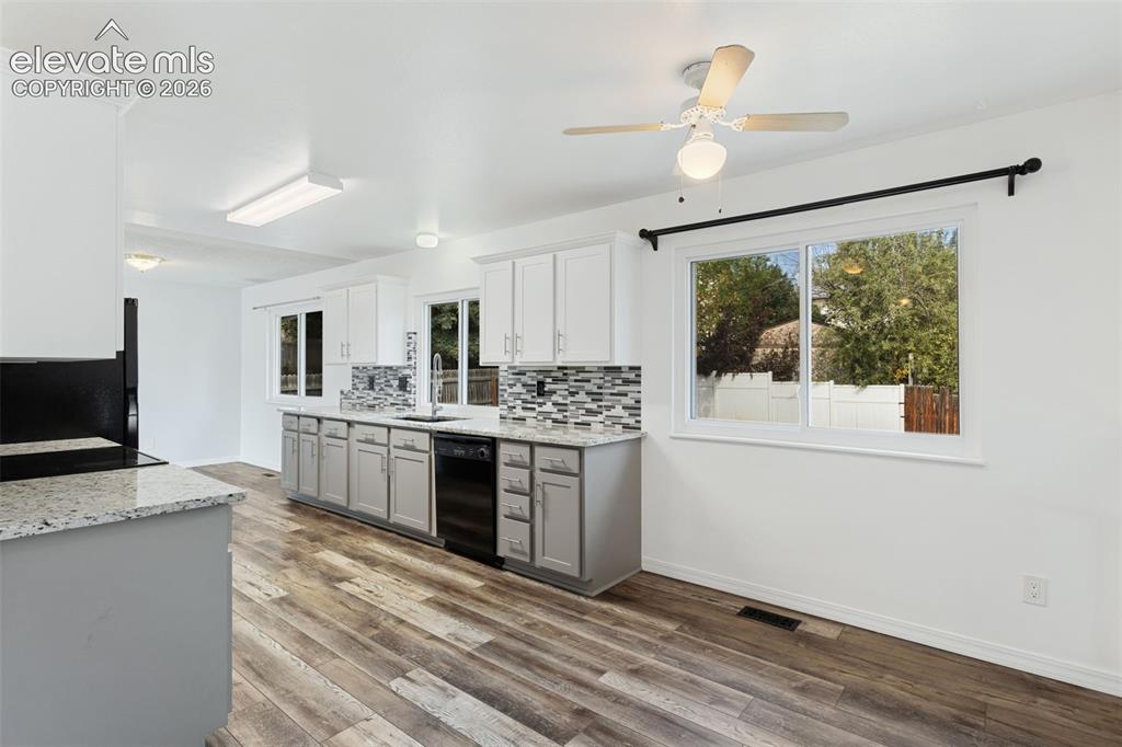 Image 8 of 32: Kitchen