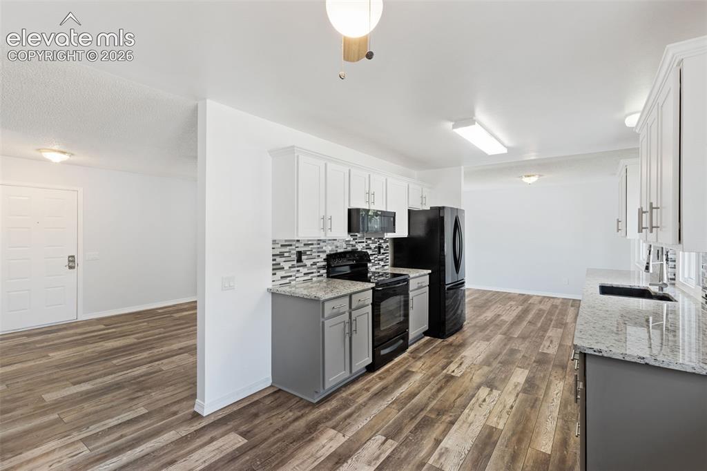 Image 9 of 32: Kitchen