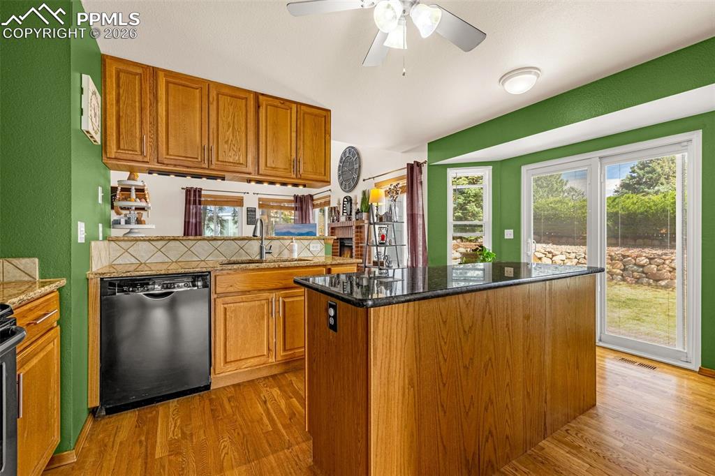 Image 16 of 44: Kitchen