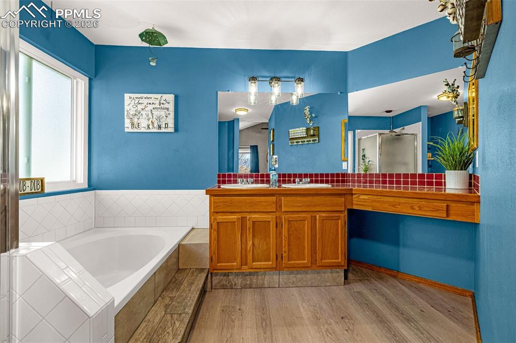 Image 21 of 44: Bathroom