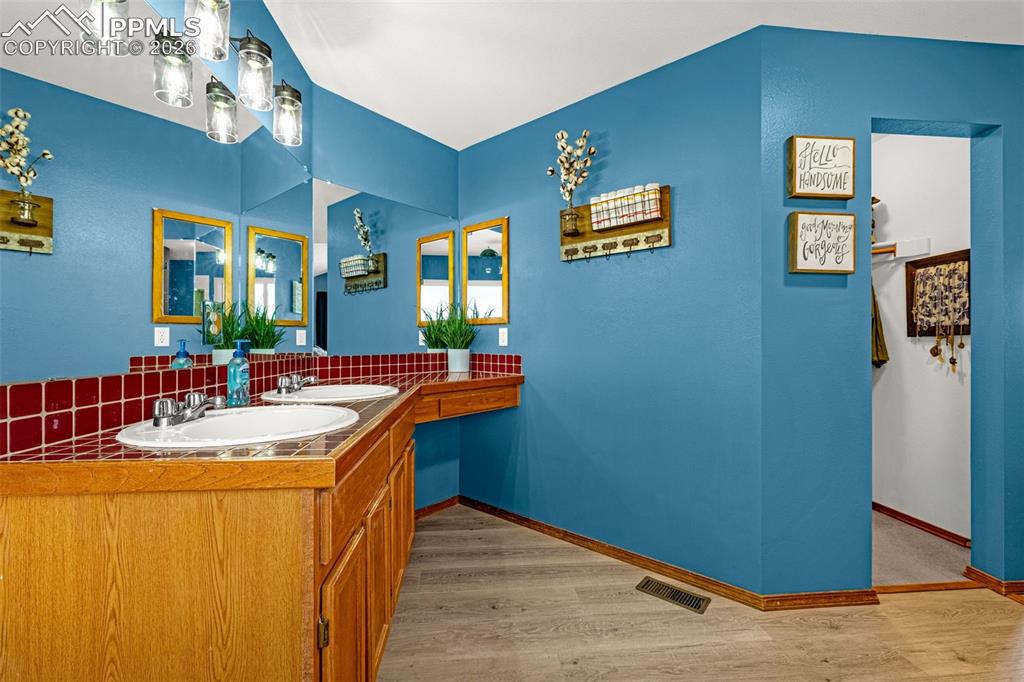 Image 23 of 44: Bathroom