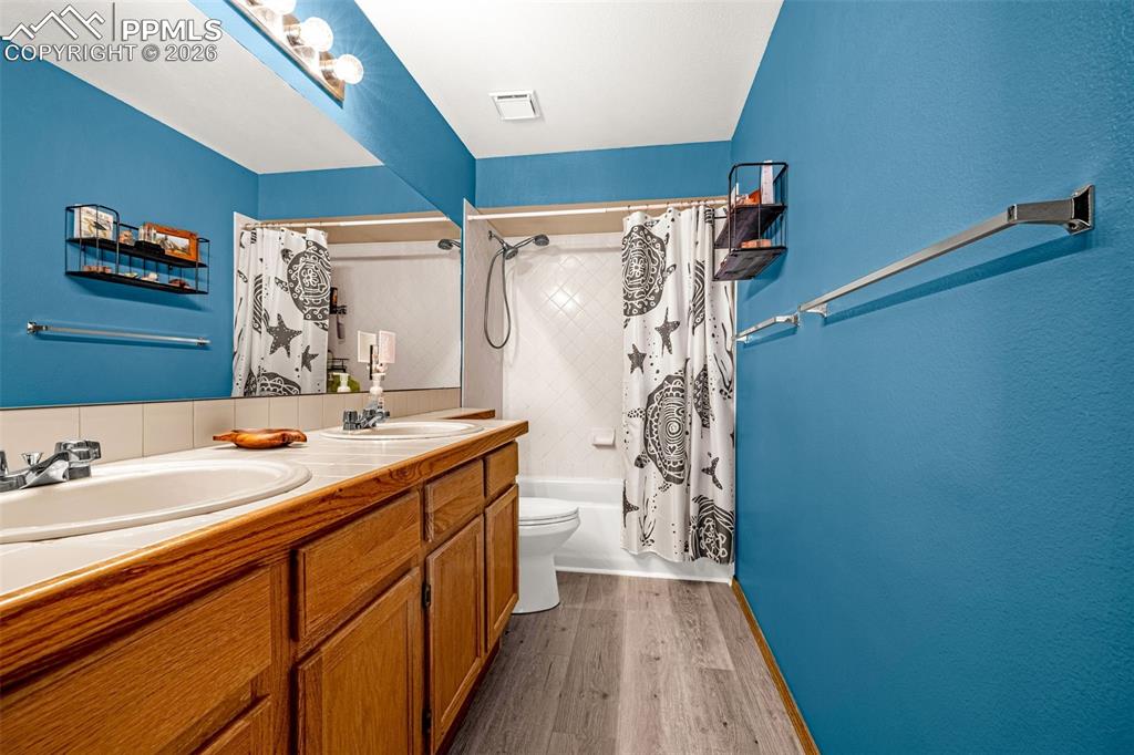 Image 25 of 44: Bathroom