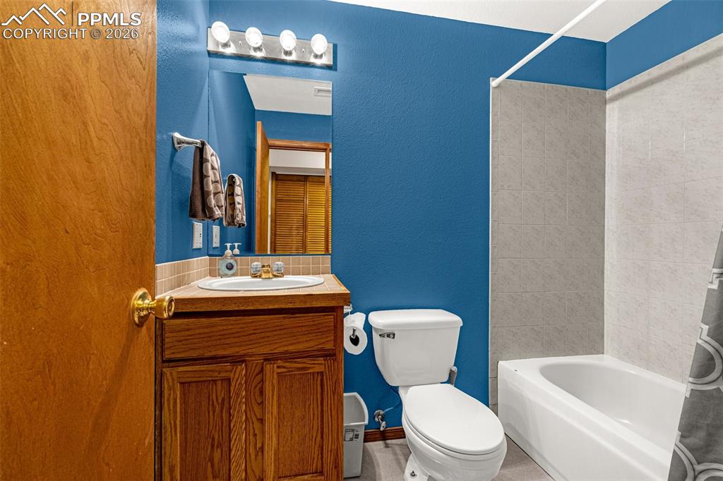 Image 29 of 44: Bathroom