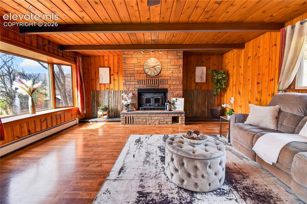 Image 14 of 31: Living Room