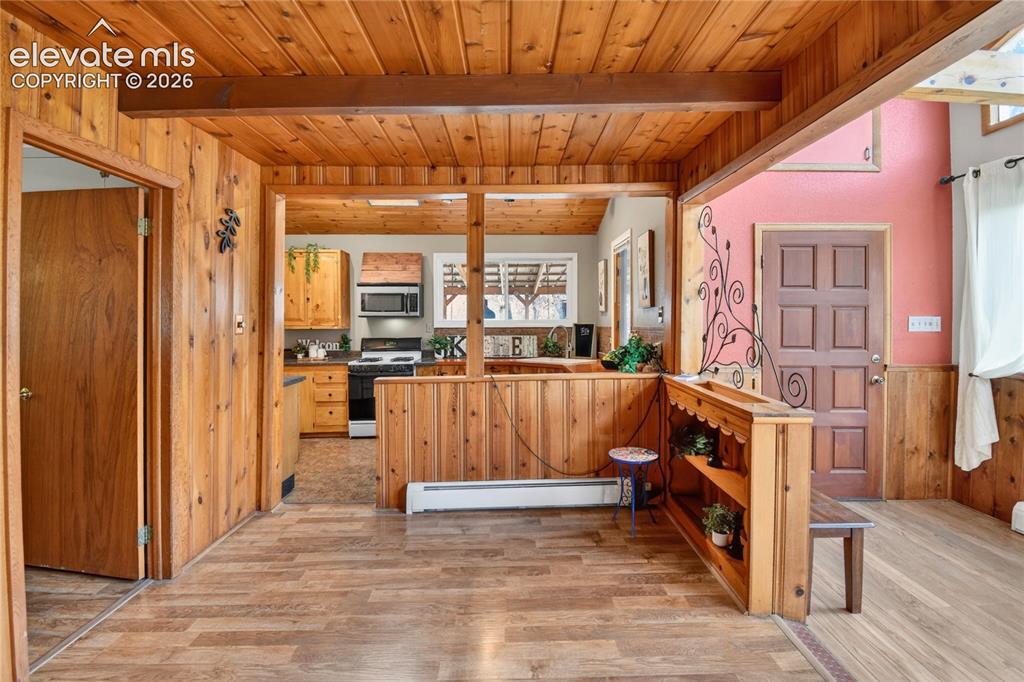 Image 19 of 31: Kitchen