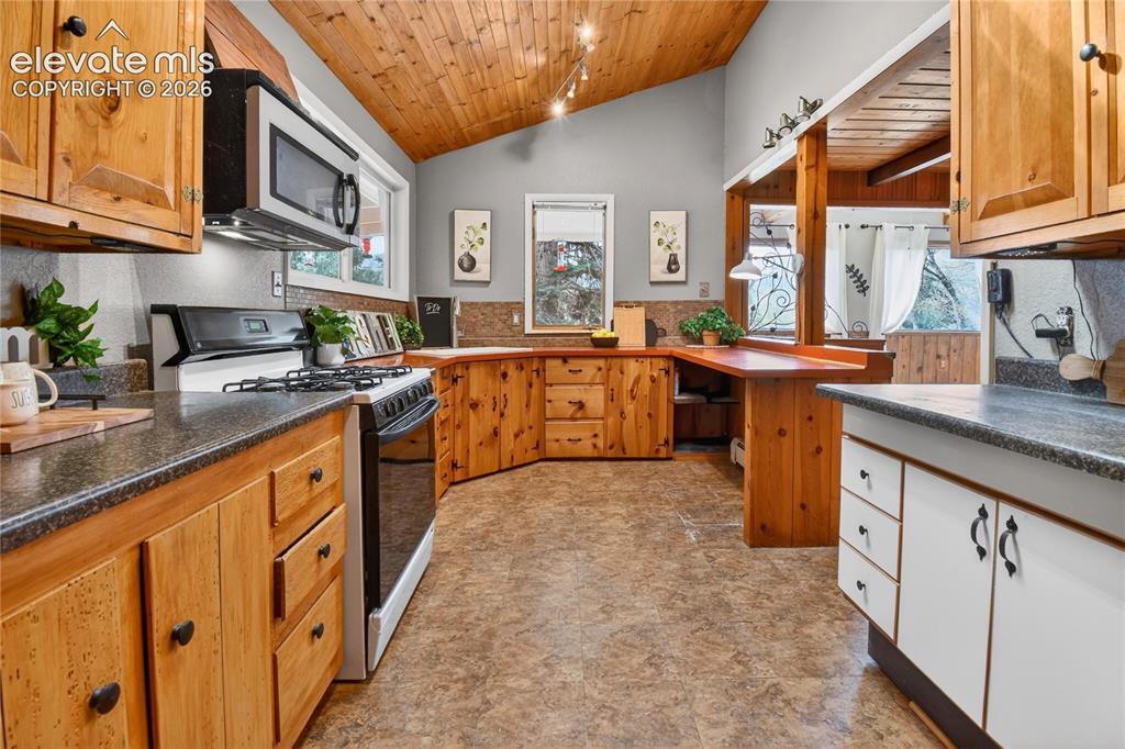 Image 20 of 31: Kitchen