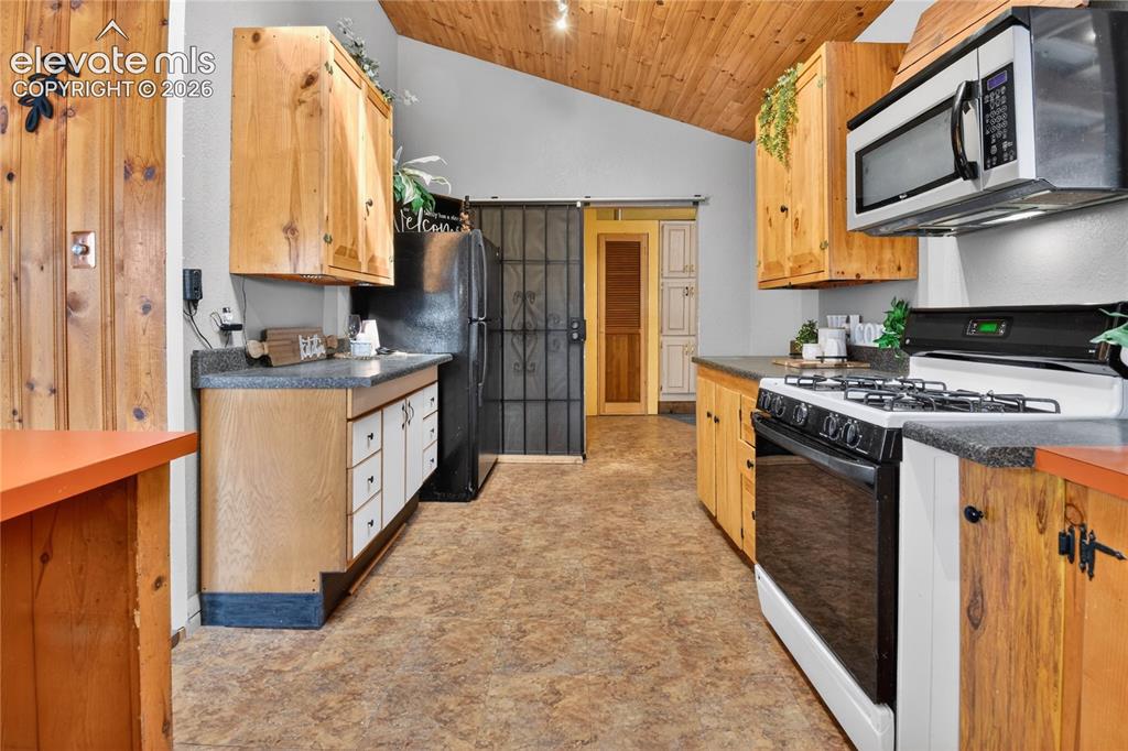 Image 22 of 31: Kitchen