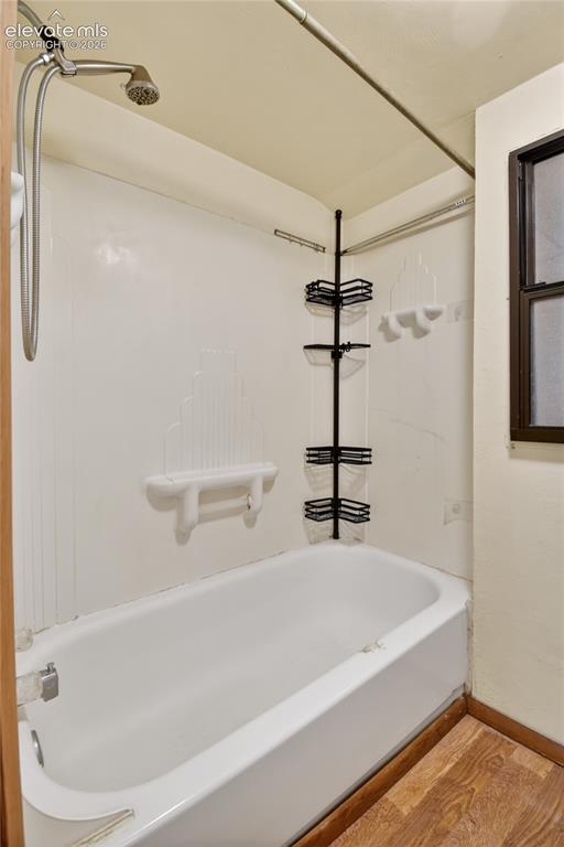 Image 31 of 31: Bathroom