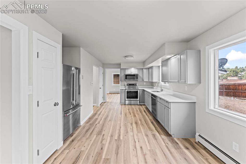 Image 18 of 50: Kitchen