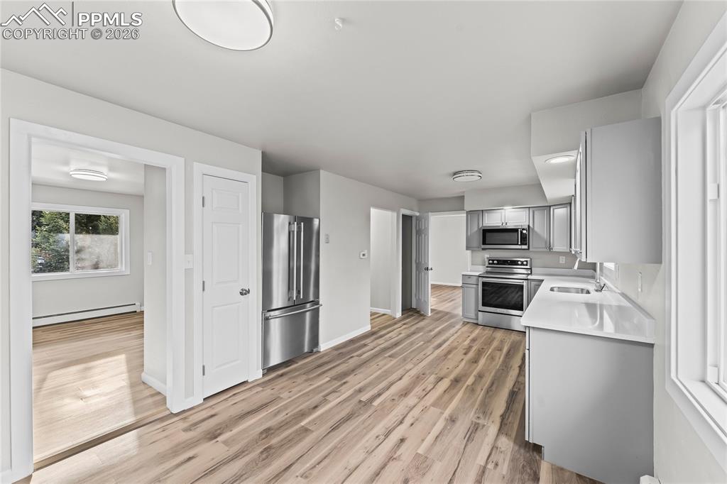 Image 19 of 50: Kitchen