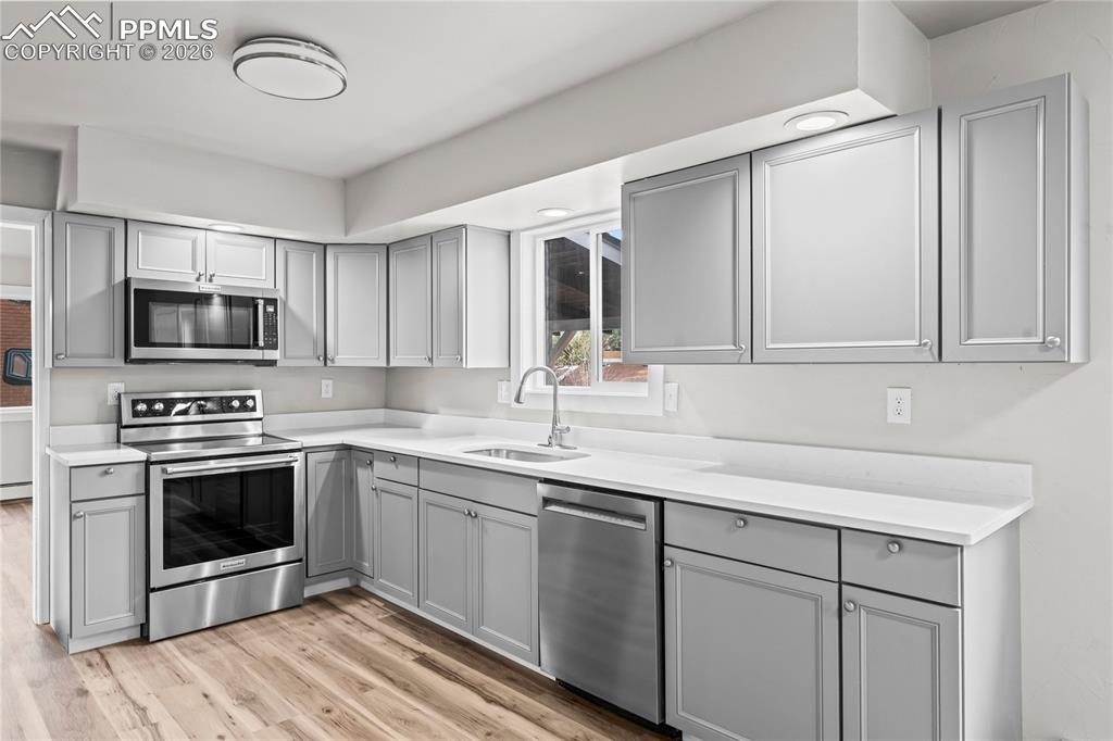 Image 20 of 50: Kitchen