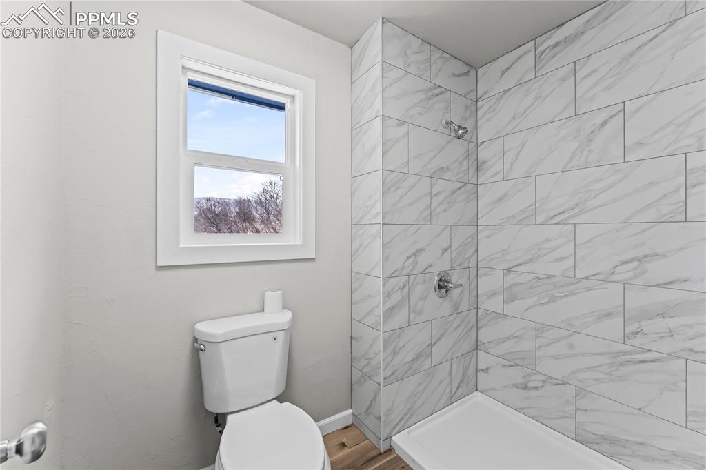 Image 31 of 50: Bedroom