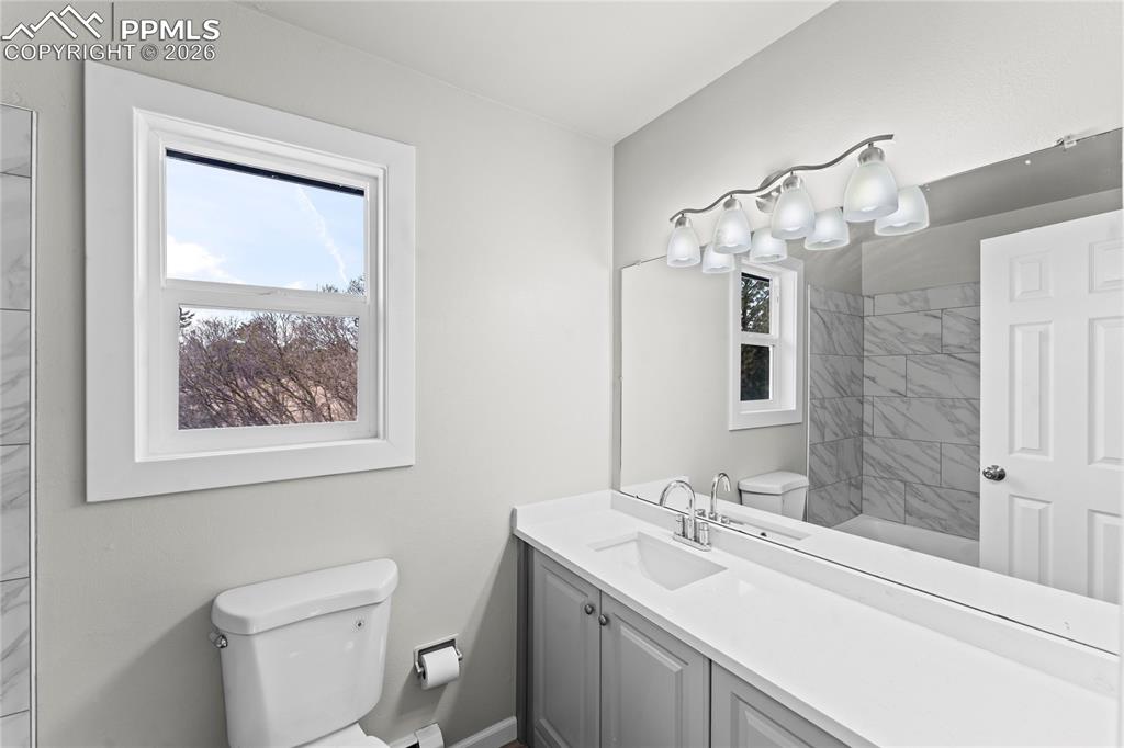 Image 32 of 50: Bathroom