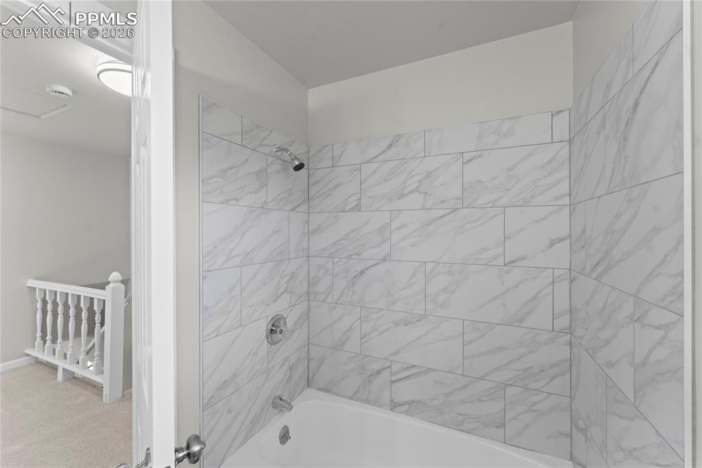 Image 33 of 50: Bathroom