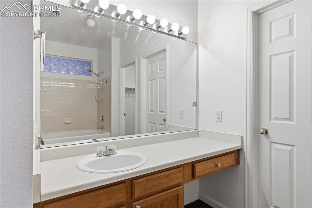 Image 13 of 27: Bathroom