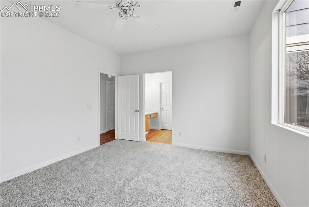 Image 14 of 27: Bedroom