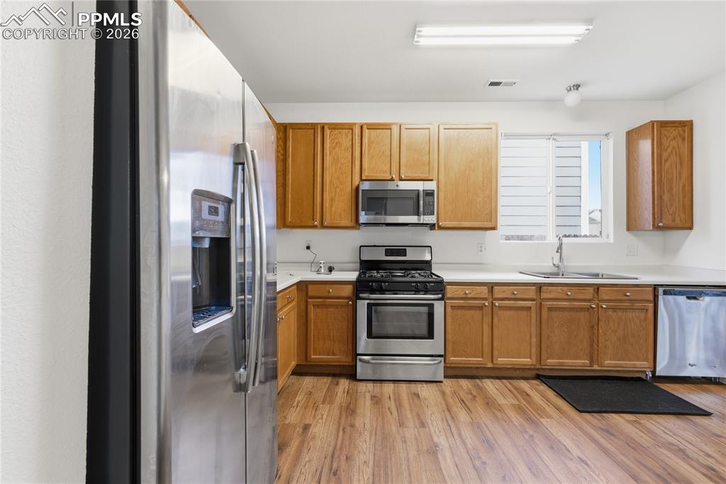 Image 5 of 27: Kitchen