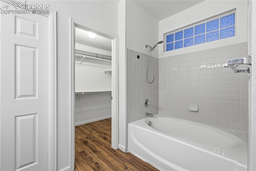 Image 9 of 27: Bathroom