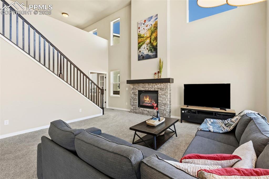 Image 15 of 40: Living Room