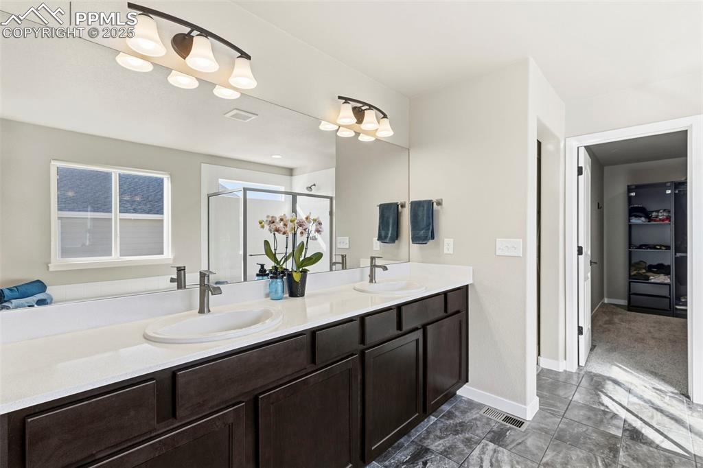 Image 20 of 40: Lots of Counter Space!