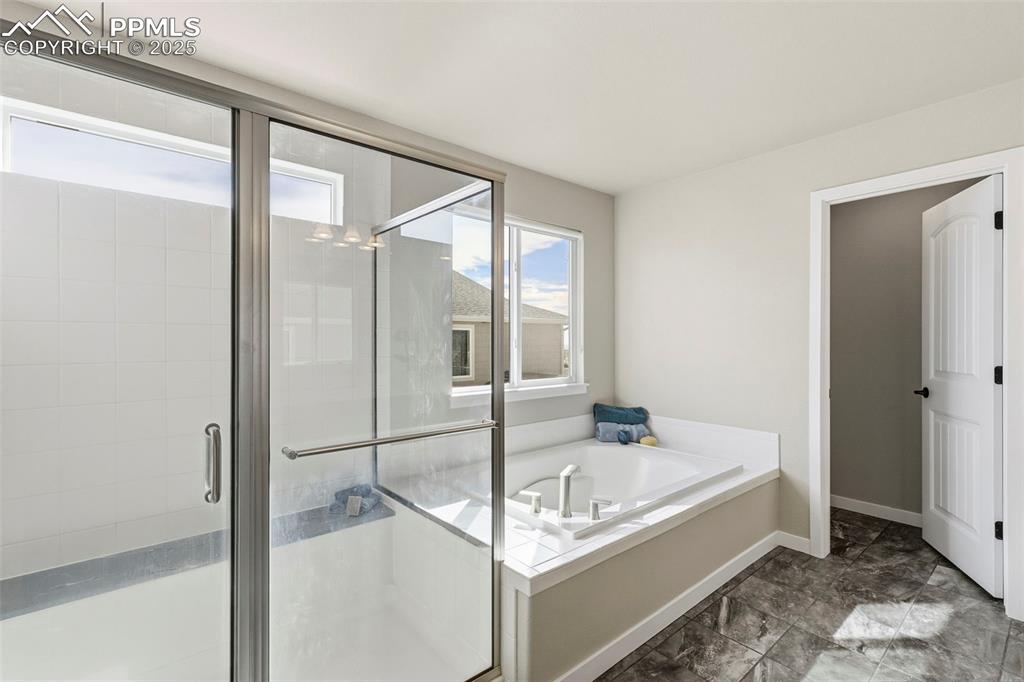 Image 21 of 40: Large Shower!