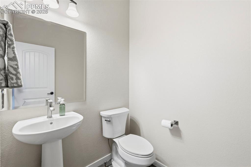 Image 30 of 40: Bathroom