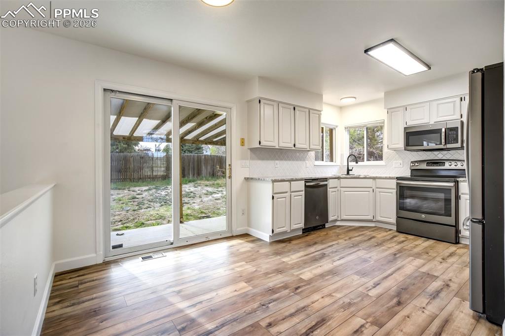 Image 11 of 40: Kitchen