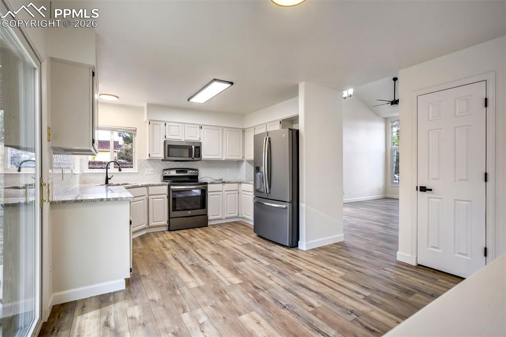 Image 12 of 40: Kitchen
