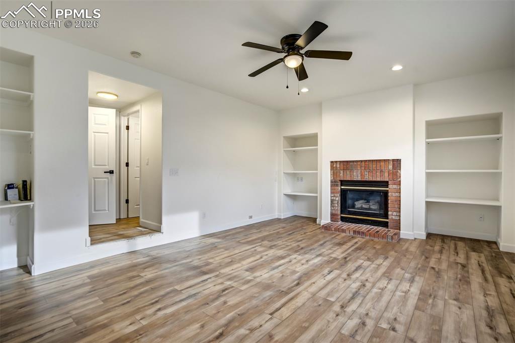 Image 14 of 40: Living Room