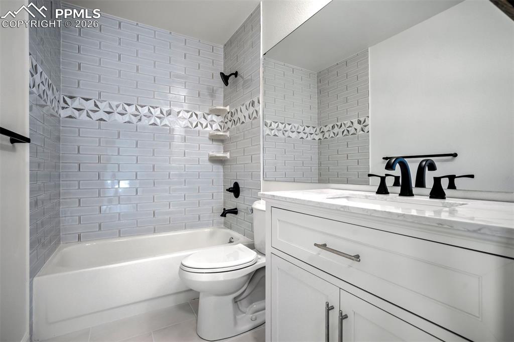 Image 25 of 40: Bathroom